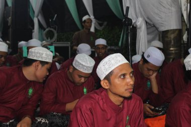 Jakarta, Endonezya - 12 26 2021: Hadroh takımı geçen gün Muhammed peygamberin doğum gününe giderken kırmızı üniforma giymişti.