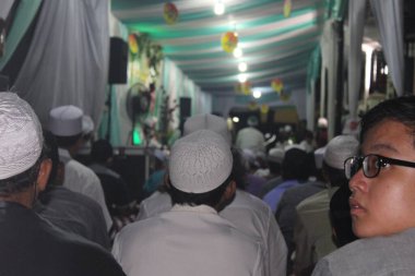 Jakarta, Endonezya - 12 26 2021: Peygamber Muhammed 'in doğum günü kutlamalarına katılan bir adamın ifadesi