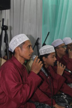 Cakarta, Endonezya - 12 26 2021: Hadroh takımı Hz. Muhammed 'in doğum gününü kutlarken Shalawat' ı söylüyor.