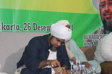 Cakarta, Endonezya - 12 26 2021: Peygamber Muhammed 'in doğum gününü kutlarken aloes öpen dini figürler