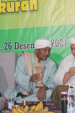 Jakarta, Endonezya - 12 26 2021: Peygamber Muhammed 'in doğum gününde oturan papaz figürleri