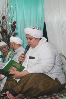 Jakarta, Endonezya - 12 26 2021: Ulama figürleri Hz. Muhammed 'in doğum gününde Kuran okurken
