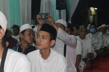 Cakarta, Endonezya - 12. 26 2021: Müslüman cemaati Hz. Muhammed 'in doğum gününü birlikte kutluyor