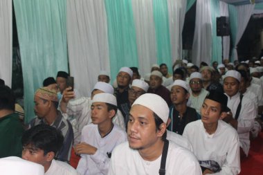 Cakarta, Endonezya - 12. 26 2021: Müslüman cemaati Hz. Muhammed 'in doğum gününü birlikte kutluyor