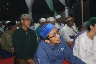 Cakarta, Endonezya - 12. 26 2021: Müslüman cemaati Hz. Muhammed 'in doğum gününü birlikte kutluyor