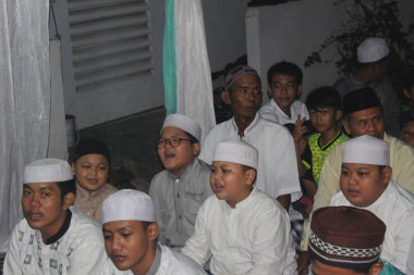 Jakarta, Endonezya - 12 26 2021: Hz. Muhammed 'in doğum günü kutlamalarına katılan çocukların mutlu ifadeleri