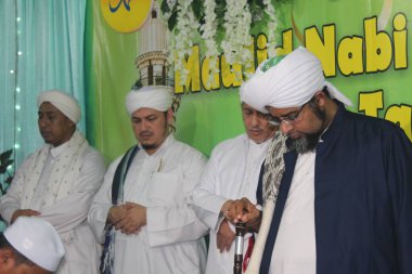 Jakarta, Endonezya - 12 26 2021: Peygamber Muhammed 'in doğum günü kutlamalarına katılan dini figürler