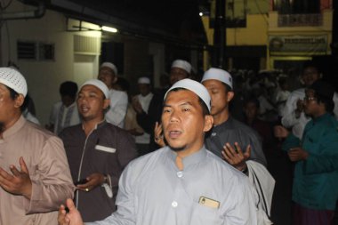 Cakarta, Endonezya - 12 26 2021: Hz. Muhammed 'in doğum günü kutlamalarına katılan Müslüman cemaati