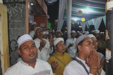 Cakarta, Endonezya - 12 26 2021: Hz. Muhammed 'in doğum günü kutlamalarına katılan Müslüman cemaatler
