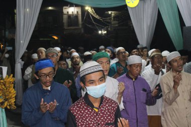 Cakarta, Endonezya - 12. 26 2021: Müslüman cemaati Hz. Muhammed 'in doğum gününü birlikte kutluyor