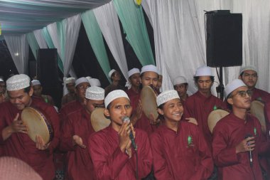 Jakarta, Endonezya - 12 26 2021: Hz. Muhammed 'in doğum günü kutlamaları sırasında kırmızı üniformalı hadroh takımı