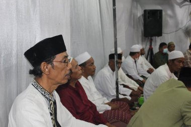 Cakarta, Endonezya - 02 28 2022: Peygamber Muhammed 'in doğum günü kutlamalarına katılan beyefendilerin ciddi ifadeleri