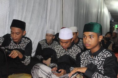 Cakarta, Endonezya - 12 26 2021: Müslüman üniformalı hadroh takımı Muhammed 'in doğum gününü kutlarken