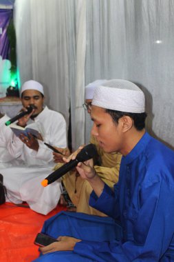 Cakarta, Endonezya - 12 26 2021: Hz. Muhammed 'in doğum günü kutlamalarına katılan Müslüman çocukların ifadeleri