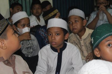 Cakarta, Endonezya - 12 26 2021: Hz. Muhammed 'in doğum günü kutlamalarına katılan Müslüman çocukların ifadeleri