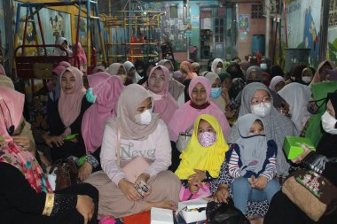 Jakarta, Endonezya - 01 28 2022: aynı zamanda peygamber Muhammed 'in doğum günü kutlamalarına katılan hijabi kadınları