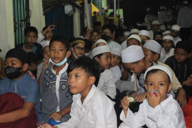 Cakarta, Endonezya - 12 26 2021: Peygamber Muhammed 'in doğum günü kutlamalarına katılan Müslüman çocuklar