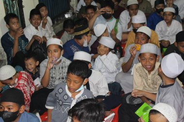 Cakarta, Endonezya - 12 26 2021: Peygamber Muhammed 'in doğum günü kutlamalarına katılan Müslüman çocuklar