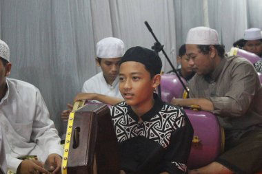 Jakarta, Endonezya - 01 28 2022: Peygamber Muhammed 'in doğum günü kutlamalarına katılan Müslüman çocuklar