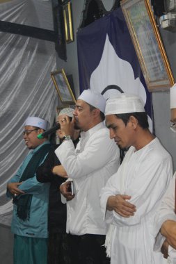 Jakarta, Endonezya - 28 01 2022: insanoğlu Muhammed peygamberin doğum gününü kutlarken Shalawat okuyor.