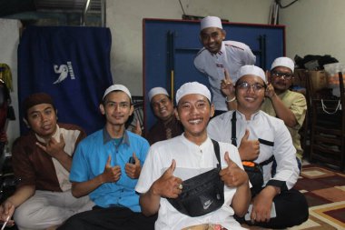 Cakarta, Endonezya - 01 28 2022: Hz. Muhammed 'in doğum günü kutlamaları sırasında fotoğraf çeken Müslüman gençlerin mutlu ifadeleri