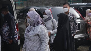 Jakarta, Endonezya - 01: 30 2022: Düğünlerde tesettür giyen kadın kalabalığı
