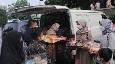 Jakarta, Endonezya - 01: 30 2022: Düğünde sunum taşıyan tesettürlü kadınlardan oluşan bir kalabalık