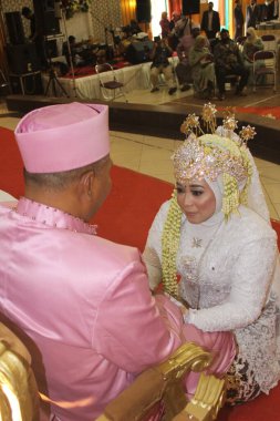 Bandung, Endonezya - 30 01 2022: Gelin, düğün sırasında babasının onayını ister.