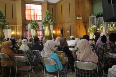 Bandung, Endonezya - 30 01 2022: davetli misafirler binadaki düğün töreninde oturuyorlar