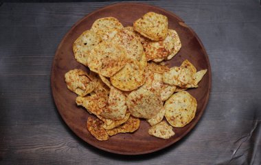 Cassava cipsi. Tuzlu, tuzlu ve çıtır çıtır tadı olan Endonezya atıştırmalıkları.