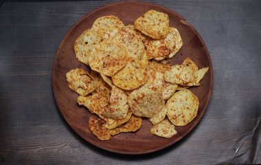 Cassava cipsi. Tuzlu, tuzlu ve çıtır çıtır tadı olan Endonezya atıştırmalıkları.