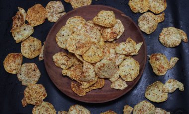 Cassava cipsi. Tuzlu, tuzlu ve çıtır çıtır tadı olan Endonezya atıştırmalıkları.