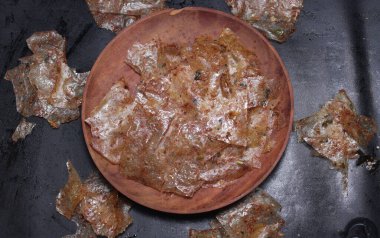 Cam parçaları. Tuzlu, tuzlu, baharatlı ve kıtır kıtır lezzetlerle tatlandırılmış tapyokadan yapılmış Endonezya atıştırmalıkları.