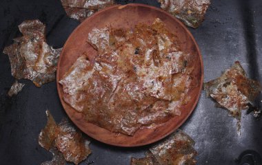 Cam parçaları. Tuzlu, tuzlu, baharatlı ve kıtır kıtır lezzetlerle tatlandırılmış tapyokadan yapılmış Endonezya atıştırmalıkları.