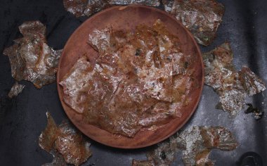 Cam parçaları. Tuzlu, tuzlu, baharatlı ve kıtır kıtır lezzetlerle tatlandırılmış tapyokadan yapılmış Endonezya atıştırmalıkları.