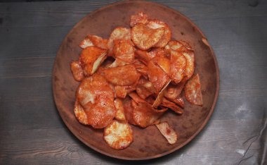 Cassava cipsi balado. Tuzlu, tuzlu ve çıtır çıtır tadı olan Endonezya atıştırmalıkları.