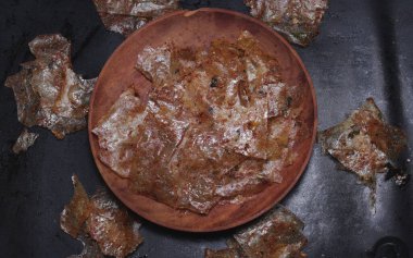 Cam parçaları. Tuzlu, tuzlu, baharatlı ve kıtır kıtır lezzetlerle tatlandırılmış tapyokadan yapılmış Endonezya atıştırmalıkları.