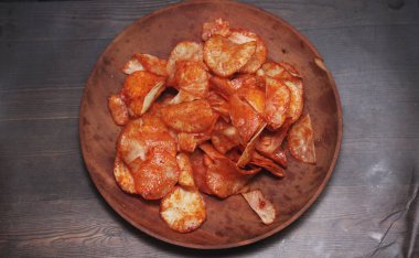 Cassava cipsi balado. Tuzlu, tuzlu ve çıtır çıtır tadı olan Endonezya atıştırmalıkları.