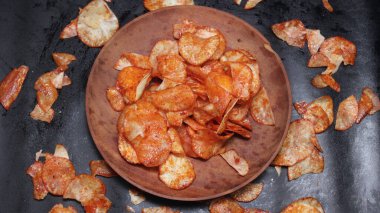 Cassava cipsi balado. Tuzlu, tuzlu ve çıtır çıtır tadı olan Endonezya atıştırmalıkları.