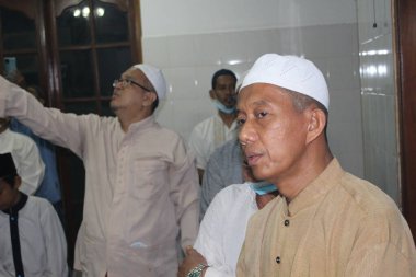 Jakarta, Endonezya 05 03 2022: Peygamber Muhammed 'in doğum günü anma törenine katılan beyler