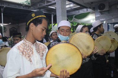 Cakarta, Endonezya - 05 03 / 2022: hadroh müzik enstrümanları çalan hadroh takımı Müslümanlar Muhammed Peygamberin doğum gününü kutlarken