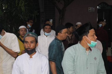 Jakarta, Endonezya - 05 03 2022: Maulid Elçisi Muhammed 'in doğum gününde sağlık maskesi takan adam