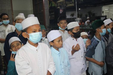 Jakarta, Endonezya - 05 03 2022: Peygamber Muhammed 'in doğum günü kutlamalarına katılan Müslüman çocuklar