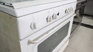 Mutfakta izole edilmiş kirli beyaz gaz fırını.
