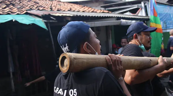 Jakarta, Endonezya 07: 20 2021: Müslümanlar için Kurban Bayramı 'nı kutlarken birlikte çalışan insanlar