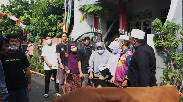 Jakarta, Endonezya 07: 20 2021: Kurban Bayramı 'nı güneşli bir günde kutlayan Müslüman cemaati