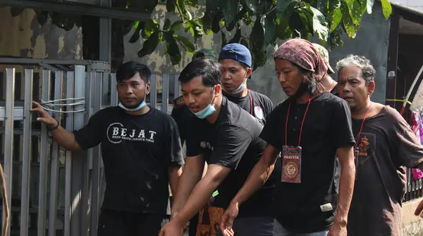 Jakarta, Endonezya 07: 20 2021: Müslümanlar için Kurban Bayramı kutlamalarına yardım eden Müslüman cemaati