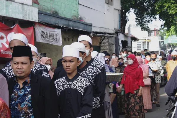 Jakarta, Endonezya 106 2021: Müslüman cemaati birinin düğün alayı sırasında toplanıyor
