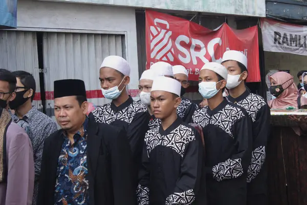 Jakarta, Endonezya 106 2021: Hadroh takımı düğünde aynı üniformayı giyiyor.