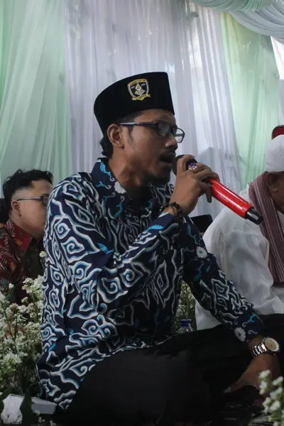 Jakarta, Endonezya 106 2021: bir İslam düğünü sırasında Kuran 'ın ayetlerini okuyan bir adam